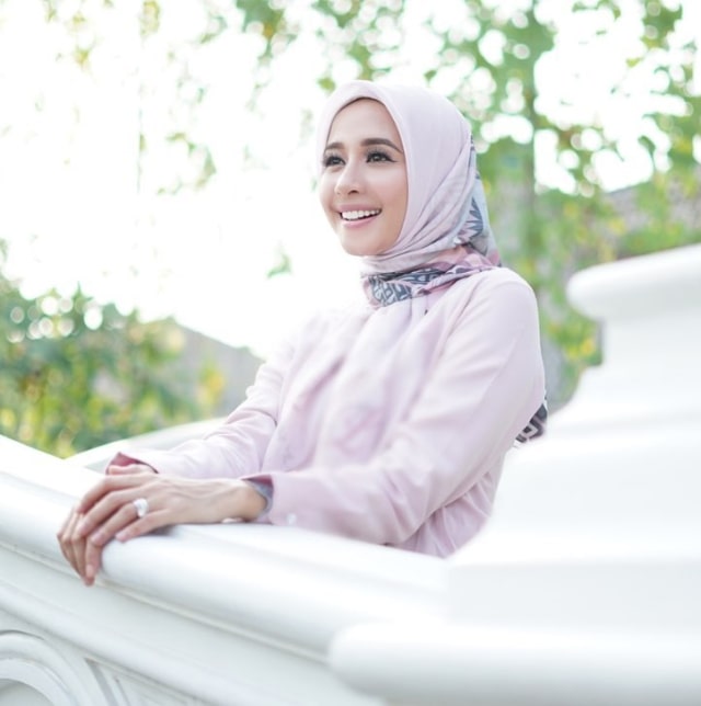 Gaya Hijab Laudya Cynthia Bella (Foto: Instagram @laudyacynthiabella)