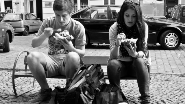 Backpacker sedang makan di pinggir jalan (Foto: Flickr/Sascha Kohlmann)