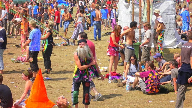 Kaum Hippies sedang berpesta (Foto: Wikipedia)