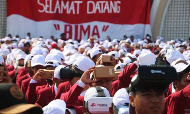 Mahasiswa Baru UM Surabaya Kenali Kampus dengan Kacamata Virtual