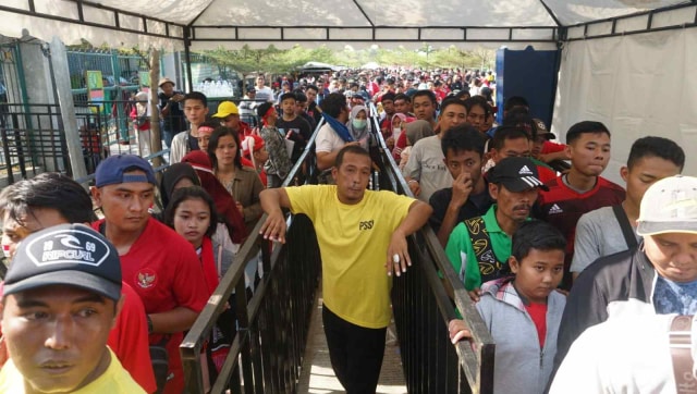 Suasana antrean masuk di Stadion Wibawa Mukti. (Foto: Irfan Adi Saputra/kumparan)