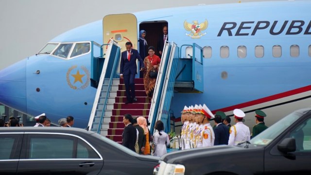 Presiden Joko Widodo dan Iriana tiba di Hanoi, Vietnam. (Foto: Yudhistira Amran Saleh/kumparan)