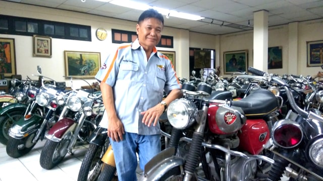 David Sunar Handoko bersama motor BSA (warna merah) bekas Jenderal Hoegeng. (Foto: Arfiansyah Panji Purnandaru/kumparan)