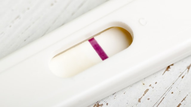 Alat Uji Kehamilan atau Testpack dengan Hasil Negatif Foto: Shutterstock