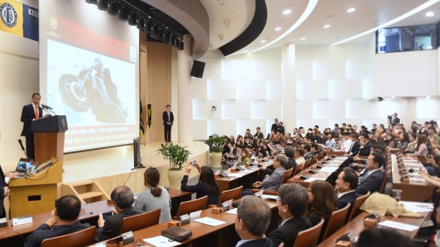 Presiden Jokowi memberikan kuliah umum di hadapan ratusan mahasiswa Hankuk University of Foreign Studies (HUFS) di Seoul, Selasa (11/9/2018). (Foto: setkab.go.id)