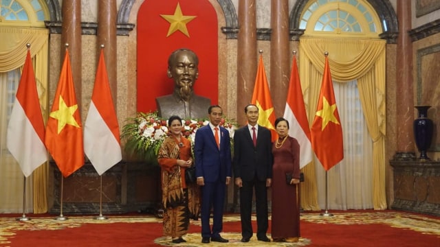 Presiden Joko Widodo dan Iriana tiba di Istana Kepresidenan Vietnam. (Foto: Yudhistira Amran Saleh/kumparan)
