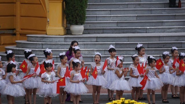 Anak-anak menyambut kedatangan Presiden Joko Widodo dan Iriana di Istana Kepresidenan Vietnam. (Foto: Yudhistira Amran Saleh/kumparan)