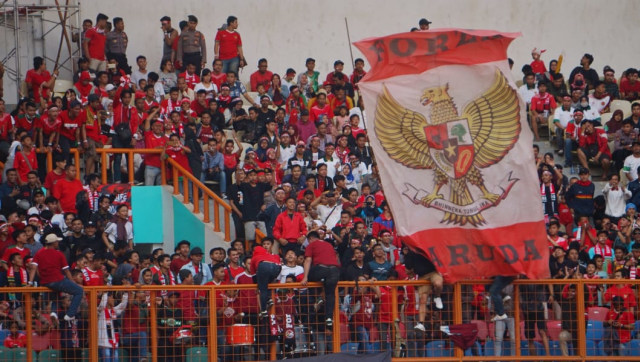 Suporter Timnas Indonesia di Stadion Wibawa Mukti, Selasa (11/9). (Foto: Irfan Adi Saputra/kumparan)
