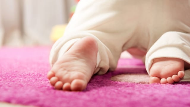 Bayi merangkak di karpet Foto: Shutterstock