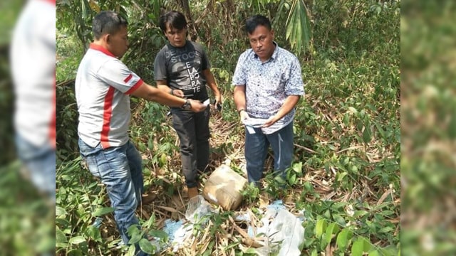 Warga menemukan ribuan KTP Kab.Serang dibuang di kampung Banjar Sari Cikande Serang. Di laporkan ke Koramil Cikande (Foto: Dok. Istimewa)