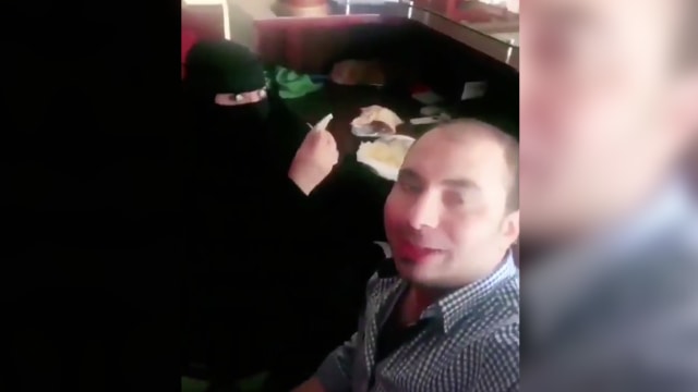 Pria ditahan Karena Makan Dengan Wanita (Foto: @DrBal8/twitter)