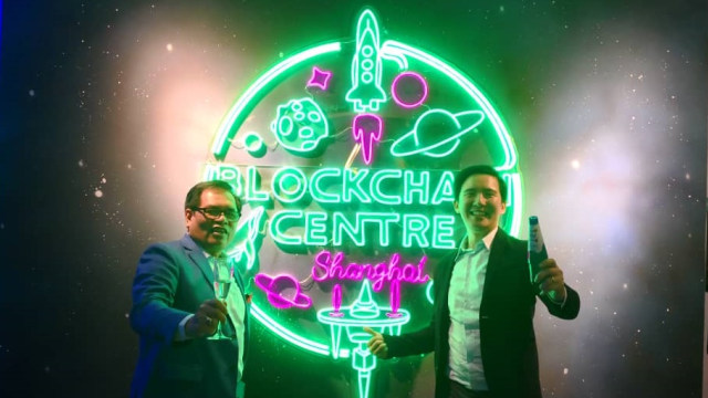 Dubes RI untuk Tiongkok, Djauhari Oratmangun (kiri), hadiri peluncuran Blockchain Centre di Shanghai, Tiongkok, Rabu (12/09/2018). (Foto: Dok. KBRI Beijing)