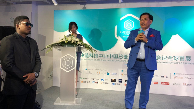 Dubes RI untuk Tiongkok, Djauhari Oratmangun (kanan), hadiri peluncuran Blockchain Centre di Shanghai, Tiongkok, Rabu (12/09/2018). (Foto: Dok. KBRI Beijing)