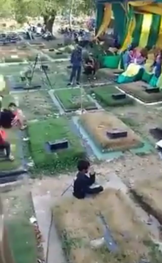 Beredar Video Resepsi Pernikahan di Kuburan, Netizen Heran (1)