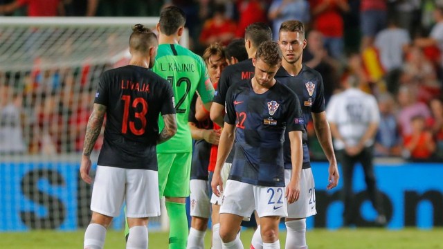 Para pemain Timnas Kroasia tertunduk lesu usai ihajar Spanyol 0-6. (Foto: Reuters/Heino Kalis)