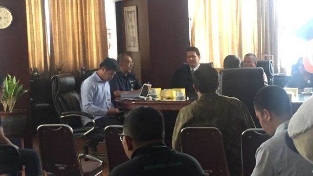 Sesmenpora, Gatot S. Dewabroto (tengah), menerima kedatangan kuasa hukum Roy Suryo, Tigor Simatupang (kanan), di ruang Sesmenpora, Gedung Kemenpora, Jakarta, Rabu (12/9/2018). (Foto: Fachrul Irwinsyah/kumparan)