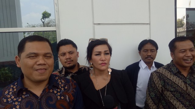 Mega Makcik (tengah) dan kuasa hukumnya (kiri), hadir di persidangan terkait kasus wanprestasi dengan Elvy Sukaesih, Rabu (12/9/2018). (Foto: Aria Pradana/kumparan)