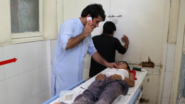 Korban ledakan bom bunuh diri di Jalalabad, Afghanistan menerima perawatan di rumah sakit. (Foto: AFP/Noorullah Shirzada)