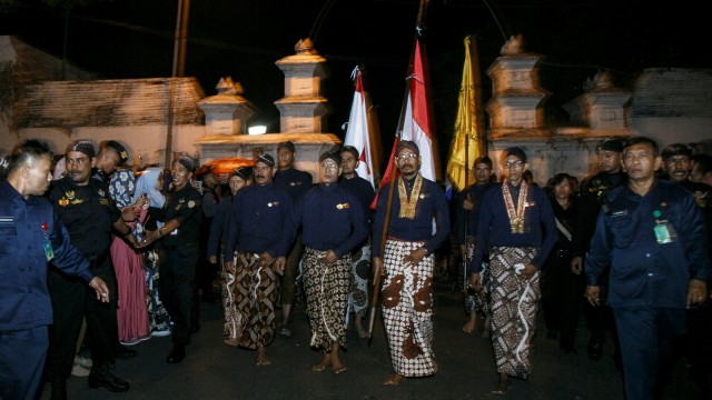 Sejumlah abdi dalem Keraton Yogyakarta mengikuti tradisi Lampah Budaya Mubeng Beteng di Keraton Yogyakarta, DI Yogyakarta, Selasa (11/9) malam. Foto: ANTARA FOTO/Hendra Nurdiyansyah/hp/18.