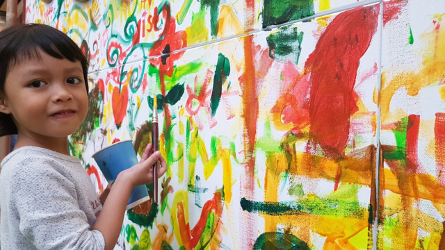 Ilustrasi anak melukis di dinding. Foto: Imesh