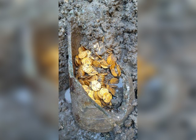 Wadah amphora berisi koin emas (Foto: Mibac/kementerian kebudayaan Republik Italia)