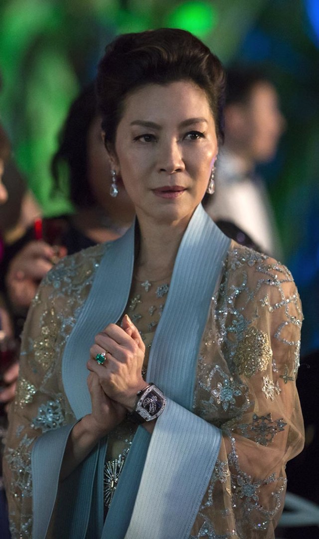Michelle Yeoh Pakai Cincin Emerald Miliknya di Film Crazy Rich Asians