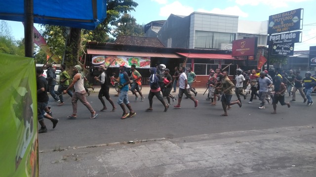 Pemuda Papua turun ke Jalan. (Foto: Arfiansyah Panji Purnandaru/kumparan)