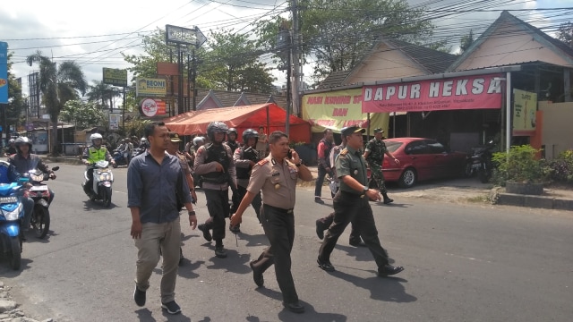 Polisi mengamkan para pemuda Papua yang turun ke Jalan. (Foto: Arfiansyah Panji Purnandaru/kumparan)