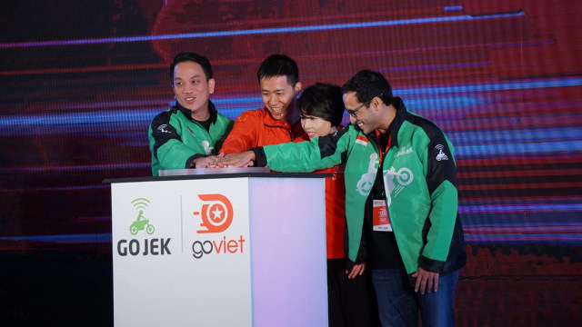 CEO Go-Viet, Duc Nguyen (dua dari kiri), dan CEO Gojek, Nadiem Makarim (paling kanan) resmikan peluncuran Go-Viet di Hanoi, Vietnam, Rabu (12/9/2018). (Foto: Aditia Noviansyah/kumparan)