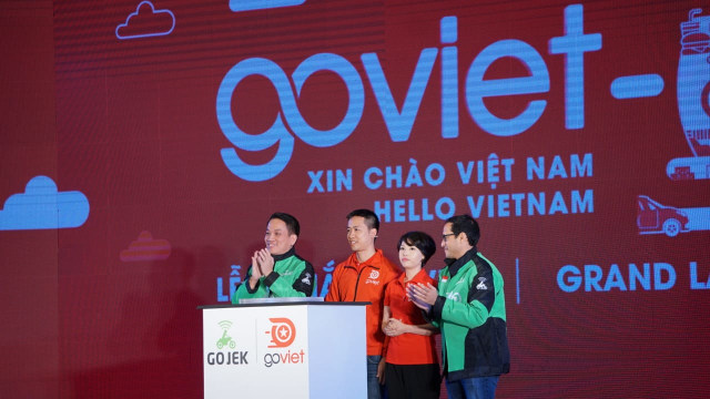 CEO Go-Viet, Duc Nguyen (dua dari kiri), dan CEO Gojek, Nadiem Makarim (paling kanan) resmikan peluncuran Go-Viet di Hanoi, Vietnam, Rabu (12/9/2018). (Foto: Aditia Noviansyah/kumparan)