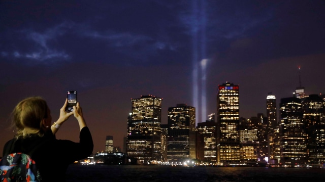 Instalasi Tribute in Light menerangi Manhattan menandai peringatan 17 tahun serangan 9/11 di New York. (Foto: Reuters/Brendan Mcdermid)