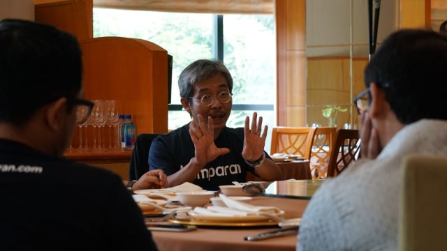 Yusuf Arifin saat makan bersama Board of Director Go-Jek dan kumparan di Hanoi. (Foto: Aditia Noviansyah/kumparan)