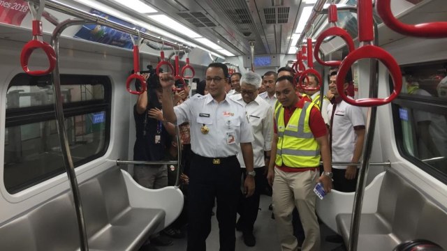 Gubernur DKI Jakarta Anies Baswedan melakukan uji coba LRT Jakarta di Stasiun Velodrome. Foto: Moh Fajri/kumparan