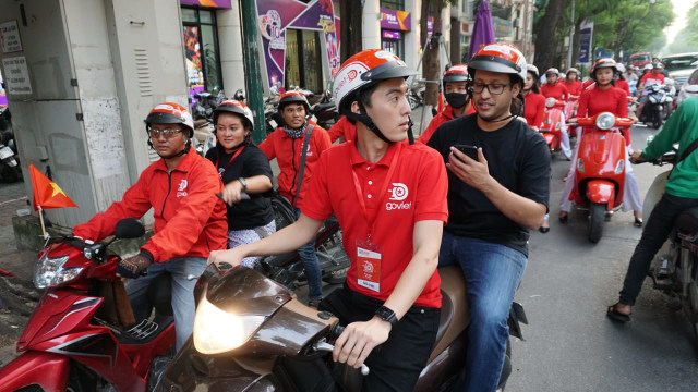 Nadiem Makarim menggunakan Go-Viet di Hanoi. (Foto: Aditia Noviansyah/kumparan)