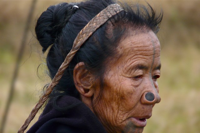 Wanita Suku Antapani Menggunakan Yaping Hurlo (Foto: Flickr / Rita Willaert)