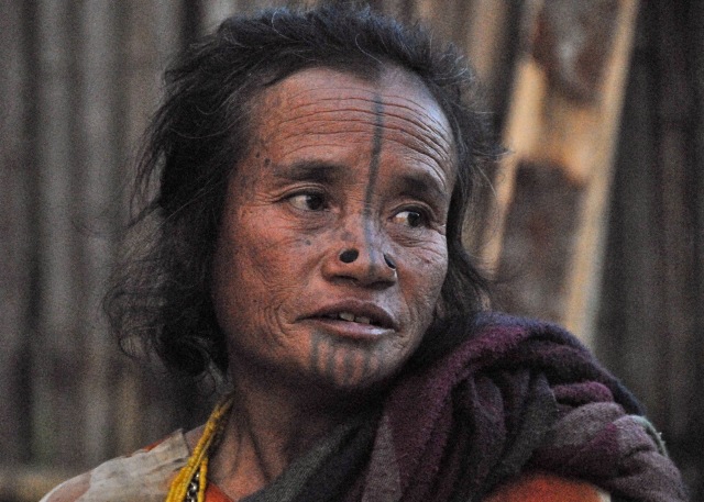 Potret Tato dan Penyumbat Hidung Suku Antapani (Foto: Flickr / Donatella Venturi)