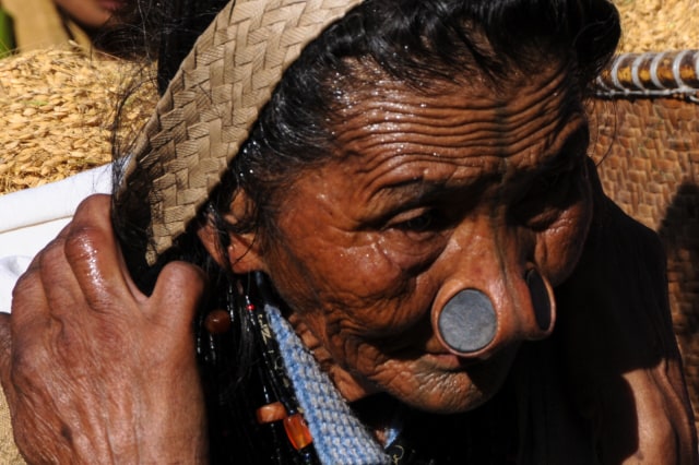 Yaping Hurlo yang Menempel di Hidung Wanita Suku Antapani (Foto: Flickr / Angel Lahoz)