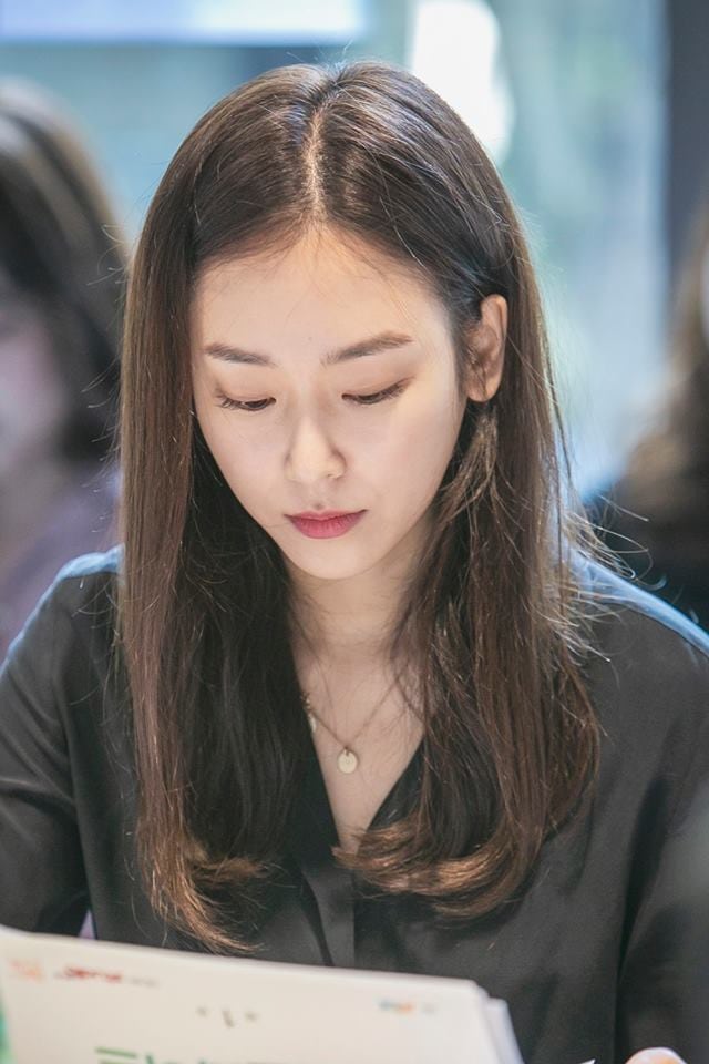 Seo Hyun Jin dalam pembacaan naskah Korea The Beauty Inside. (Foto: Facebook/@jtbcdramapage)