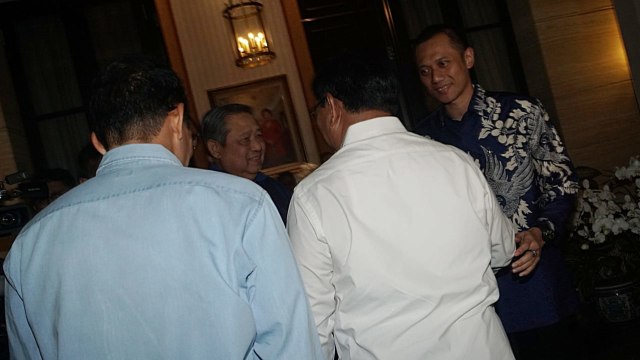 Prabowo dan Sandiaga Uno menyambangi kediaman SBY di Mega Kuningan, Jakarta, Rabu (12/9). (Foto: Fanny Kusumawardhani/kumparan)