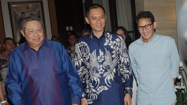 SBY menyambut kedatangan Sandiaga Uno di Mega Kuningan. (Foto: Fanny Kusumawardhani/kumparan)