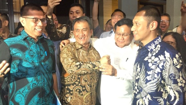 Capres Prabowo Subianto berpelukan dengan Andi Arif usai bertemu dengan Ketum Partai Demokrat, Susilo Bambang Yudhoyono, di kediaman SBY, Mega Kuningan, Rabu (12/9). (Foto: RIcad Saka/kumparan)