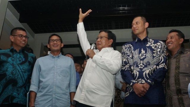Prabowo Subiyanto, Sandiaga Uno, dan Agus Hatimurti Yudhoyono saat jumpa pers di kediaman SBY,  Jakarta,  Rabu (12/9). (Foto: Fanny Kusumawardhani/kumparan)