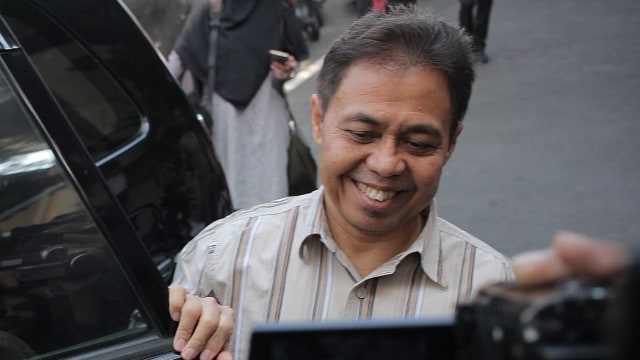Mantan Walikota Depok, Nur Mahmudi Ismail tiba untuk menjalani pemeriksaan di Polres Depok, Jawa Barat, Kamis (13/9/2018). (Foto: Jamal Ramadhan/kumparan)