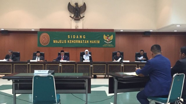 Sidang MKH Hakim PN Kupang EW Diduga Tindak Asusila. (Foto: Yuana Fatwalloh/kumparan)