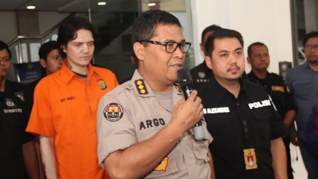 Ozzy Albar dalam rilis terkait kasus narkoba di Polda Metro Jaya. (Foto: Munady)