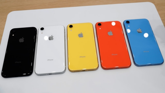 6 pilihan warna iPhone XR. (Foto: Stephen Lam/Reuters)