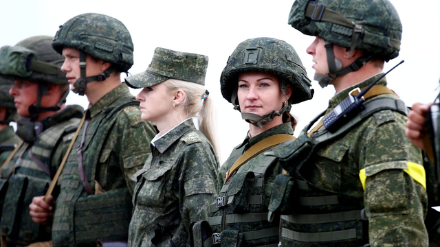 Tentara wanita Belarus berbaris sebelum melakukan latihan militer. Foto: Reuters/Vasily Fedosenko