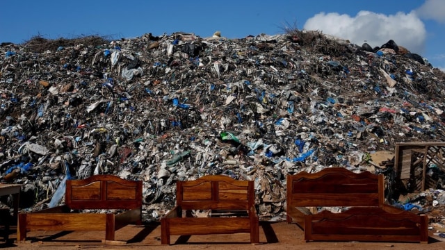 Ilustrasi tumpukan sampah. Foto: REUTERS/Luc Gnago