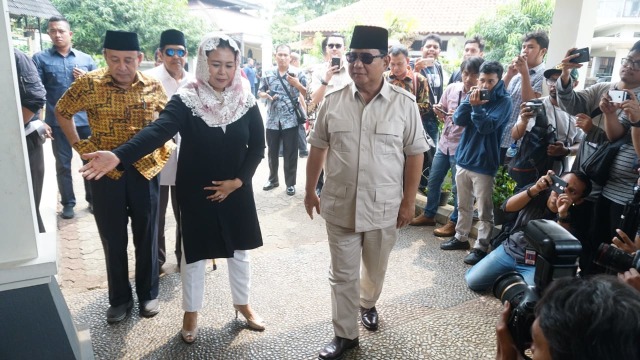 Prabowo Subianto diterima oleh Yenny Wahid di kediaman (alm) Gus Dur, Ciganjur, Kamis (13/9/2018). (Foto: Iqbal Firdaus/kumparan)