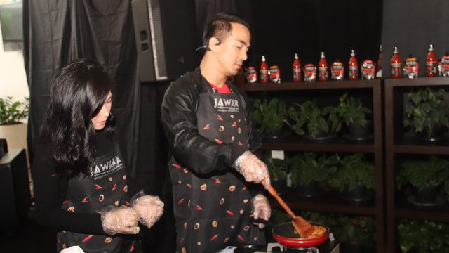 Joe Taslim temani istri masak  (Foto: Munady Widjaja)